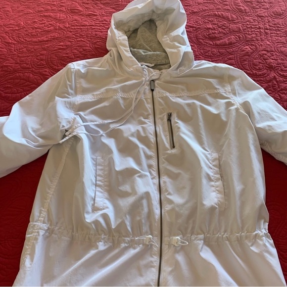 GAP Body Women’s White Lined Windbreaker with Hood; Size Medium. - Picture 9 of 9